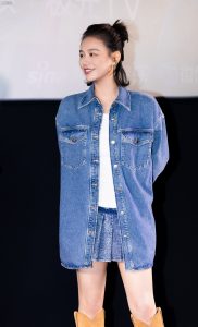 马思纯穿牛仔裙配长靴展现青春美妙大腿