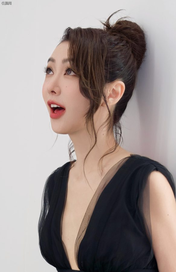薛凯琪舞台上迷人的黑丝长腿(10/11)