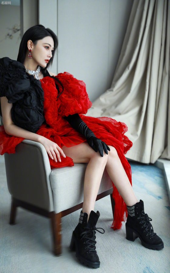 张馨予穿明艳红色纱裙美腿细白(2/6)