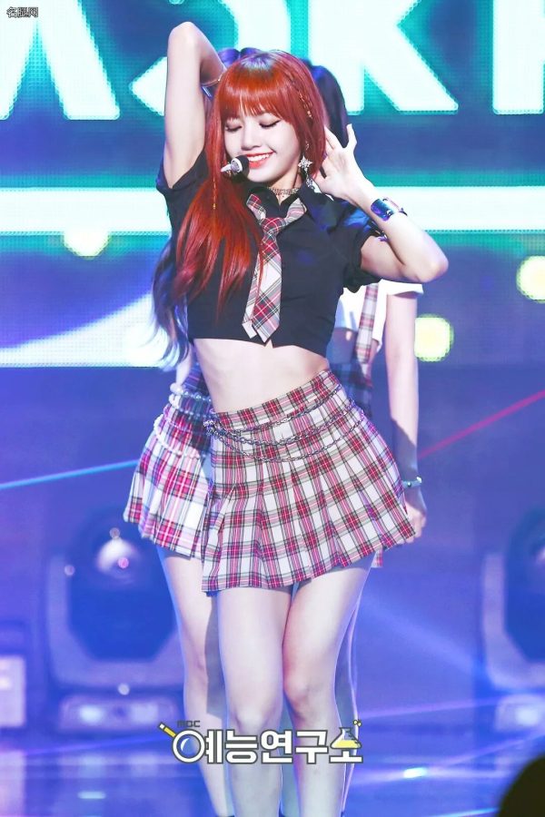 BLACKPINK成员LISA穿格子裙在台上热舞(5/5)