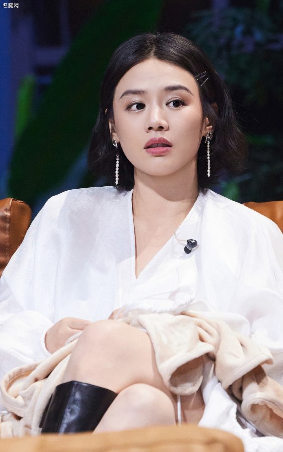 《我是大侦探》节目里马思纯白大腿穿长靴(9/10)