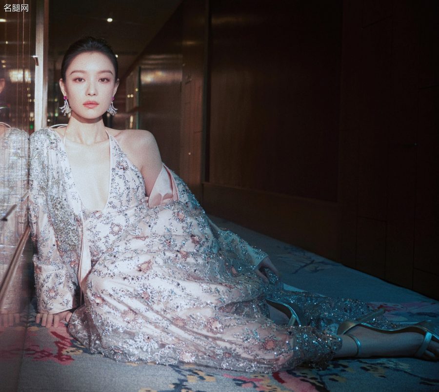 倪妮身穿深V鲜花长裙脚踩防水台恨天高闪耀出席VOGUE时尚盛典(4/14)