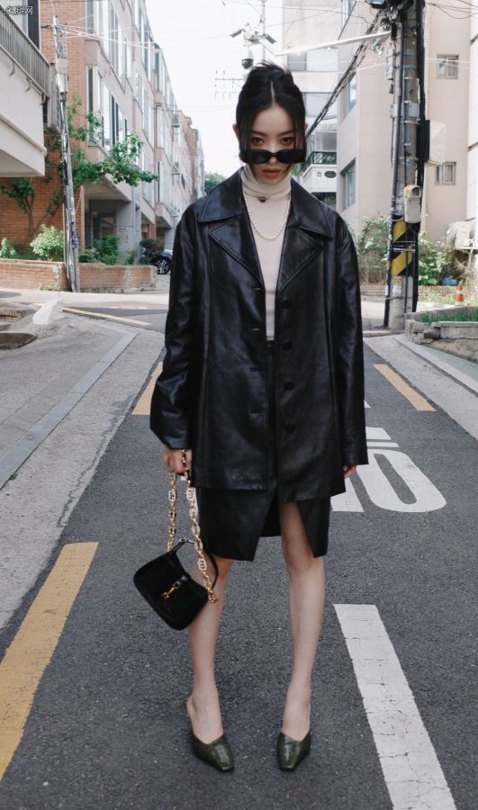 女明星倪妮穿皮质开衩裙搭配高跟拖鞋玉腿纤细(9/16)