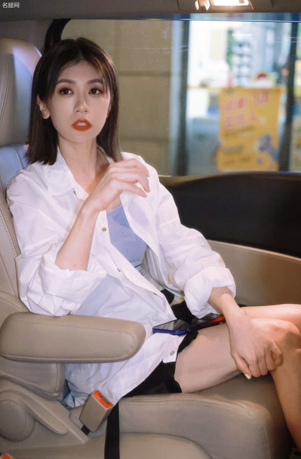 贾静雯坐在商务车里被拍美腿(1/12)