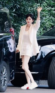 杨幂细长腿踩尖头细高跟成为第一位享界S9车主
