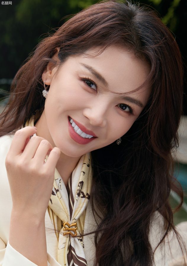 气质人妻刘涛脚踩尖头细高跟长发柔美(4/8)