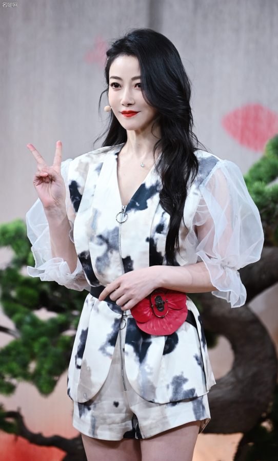 陈紫函在宣传《玉骨遥》时的美腿高跟玉足(4/6)