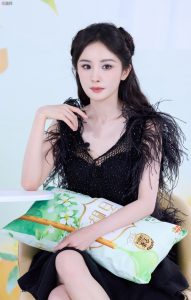 杨幂身穿黑天鹅长裙踩红底镶钻网纱高跟鞋玉腿迷人