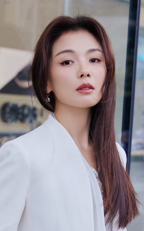 美刘涛穿白西装踩白色细高跟代言华为手机(9/13)