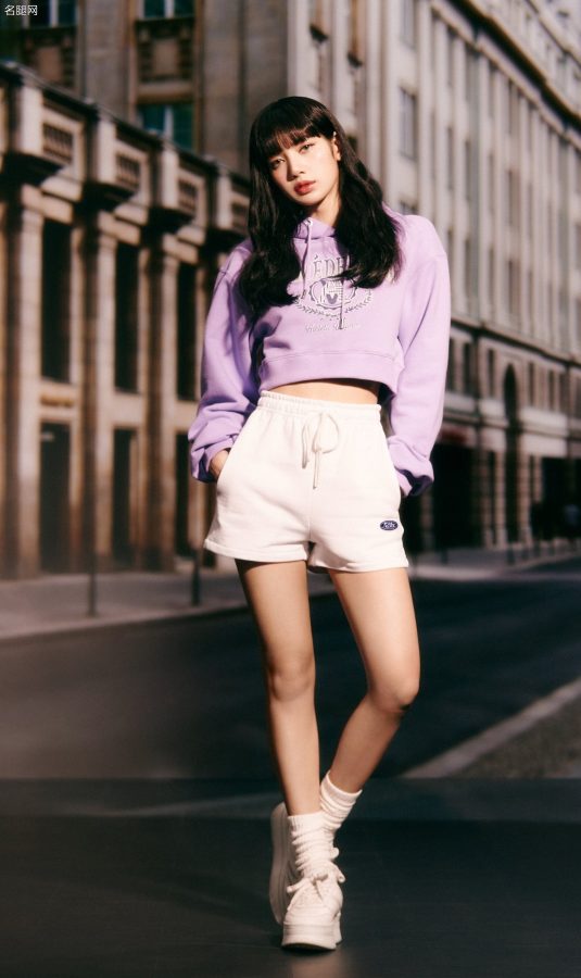 BLACKPINK成员LISA两套休闲装短裤长腿(1/7)