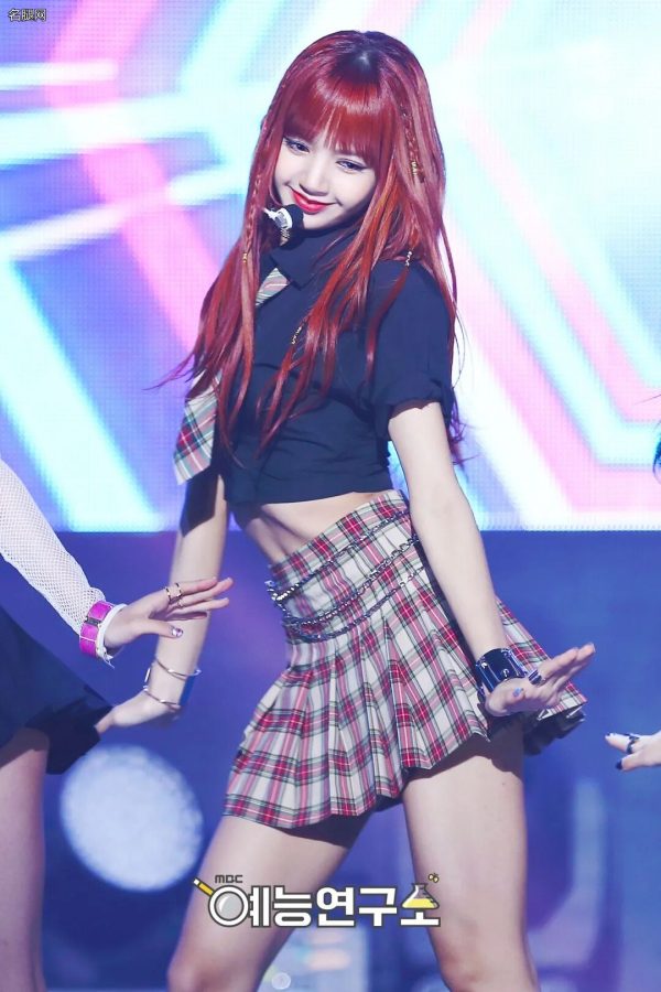 BLACKPINK成员LISA穿格子裙在台上热舞(4/5)