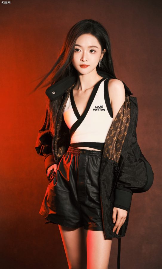 元气满满的细腿美女吴宣仪装扮酷飒(7/7)