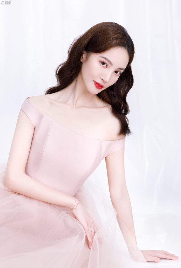 金晨美脸红唇眼神明媚玉足踩高跟凉鞋(2/6)