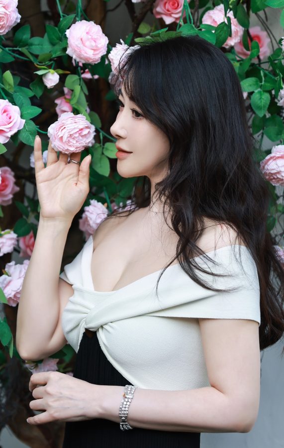 陈紫函花园里的美照乳此迷人(14/15)
