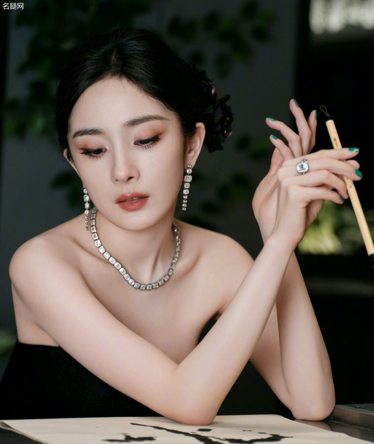 杨幂实在是太会盯屏了(5/8)