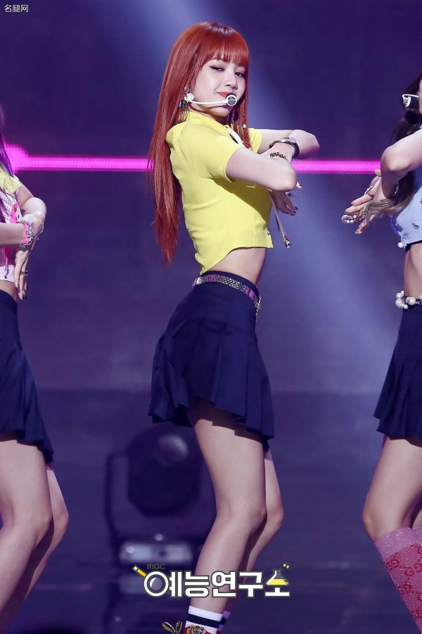BLACKPINK成员LISA台上好看的长腿(3/4)