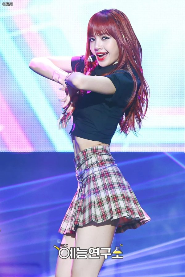BLACKPINK成员LISA穿格子裙在台上热舞(3/5)