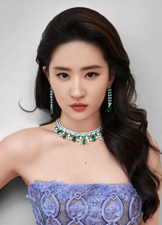 女明星刘亦菲身穿华丽镶钻紫色抹胸礼服香肩光滑(3/11)