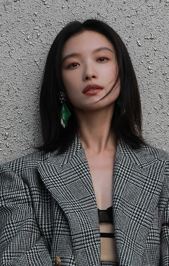 倪妮灰色西装里穿黑色内衣，踩尖头高跟脚背露青筋(2/2)