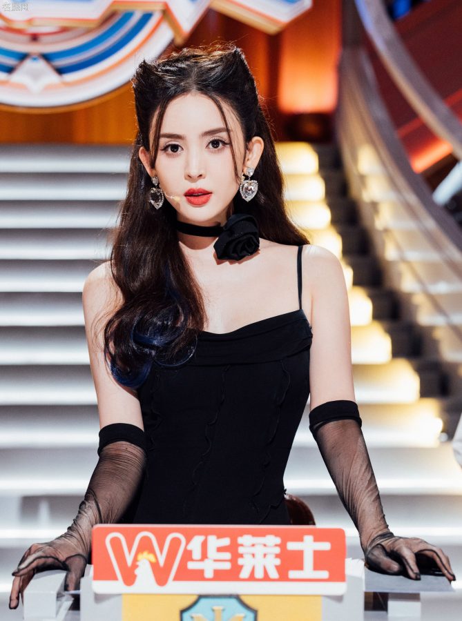古力娜扎猫女发型美腿穿细跟皮靴录制《火星情报局》(7/7)