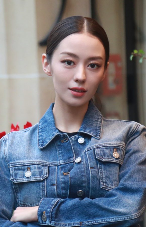 吉娜·爱丽丝穿牛仔短裙细腿穿丝袜长靴(2/5)
