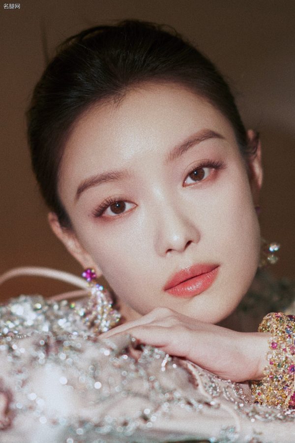 倪妮身穿深V鲜花长裙脚踩防水台恨天高闪耀出席VOGUE时尚盛典(9/14)