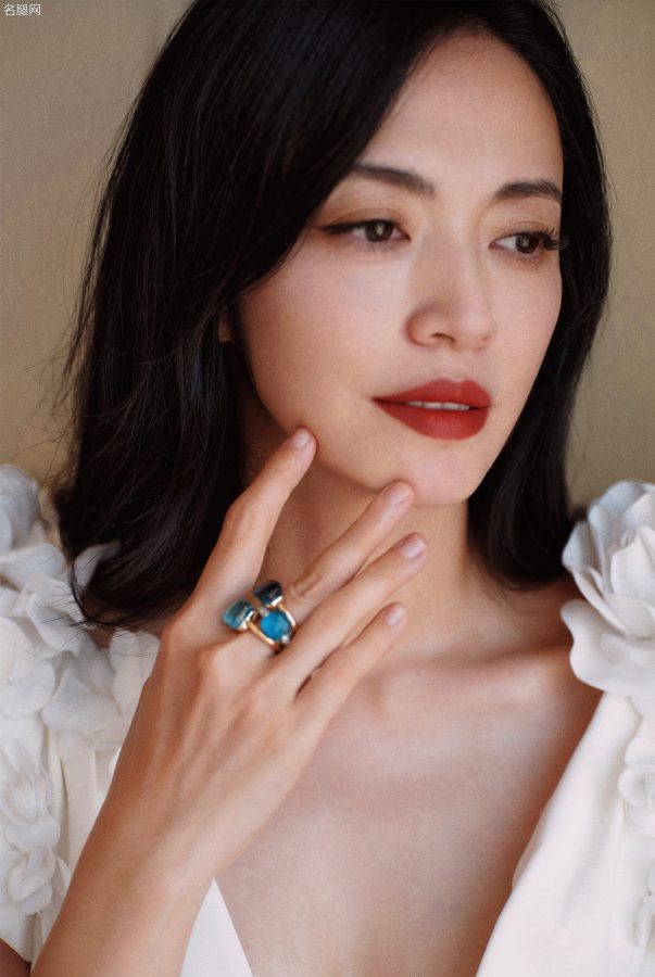女明星姚晨穿高开叉深V白裙露长腿出席雅诗兰黛活动两片红唇动人(14/14)