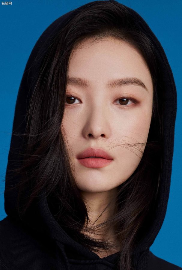 倪妮穿连帽衫美腿穿高跟长靴拍写真(3/6)
