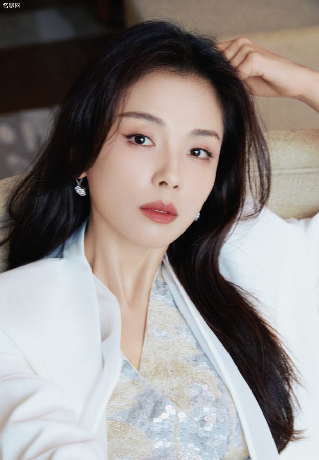 美刘涛穿白西装踩白色细高跟代言华为手机(3/13)