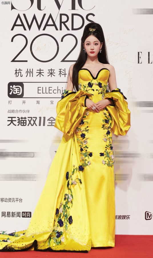 迪丽热巴穿深V曳地礼服秀事业线气质华贵(16/17)