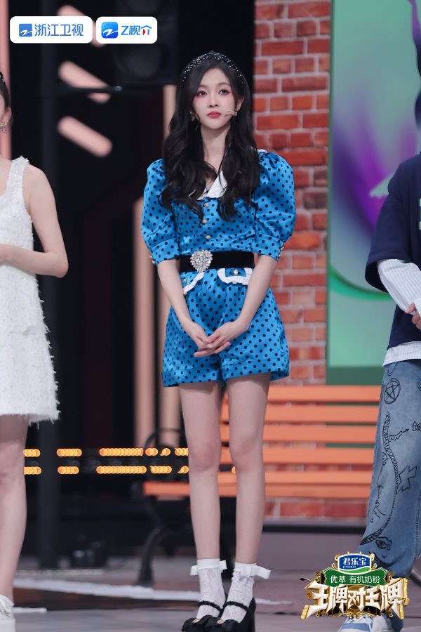 可爱少女吴宣仪穿一身连体短裤秀细腿录制《王牌对王牌》(10/10)
