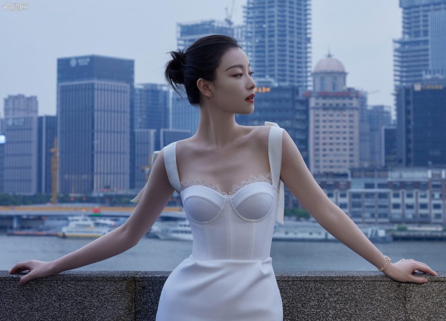倪妮踩白高跟穿低胸白裙秀沟(3/7)