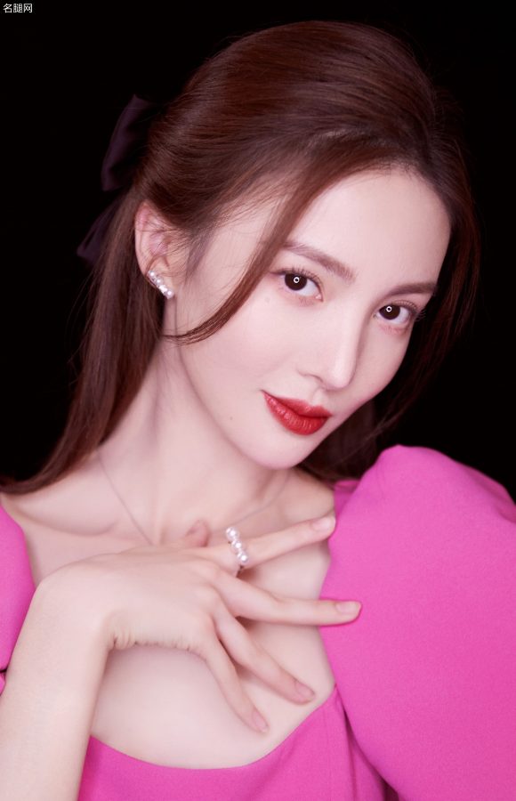 金晨穿开叉粉裙露白腿，主持人朱迅踩露趾恨天高状态也很好(6/7)