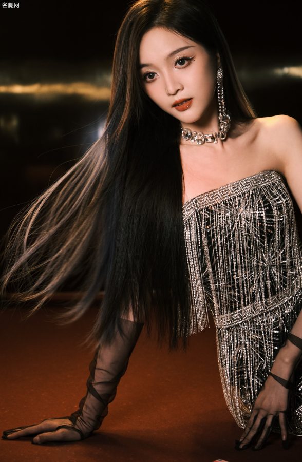 吴宣仪在台球厅拍写真，戴黑丝手套露大腿(4/9)