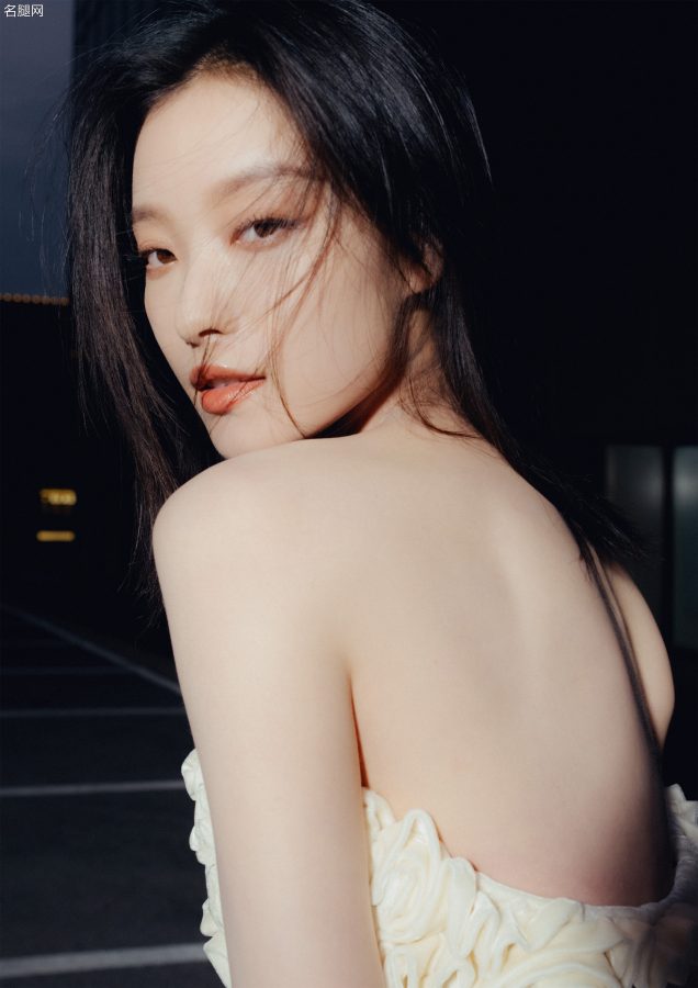 倪妮美玉腿穿短靴晚上在停车场拍照(7/8)