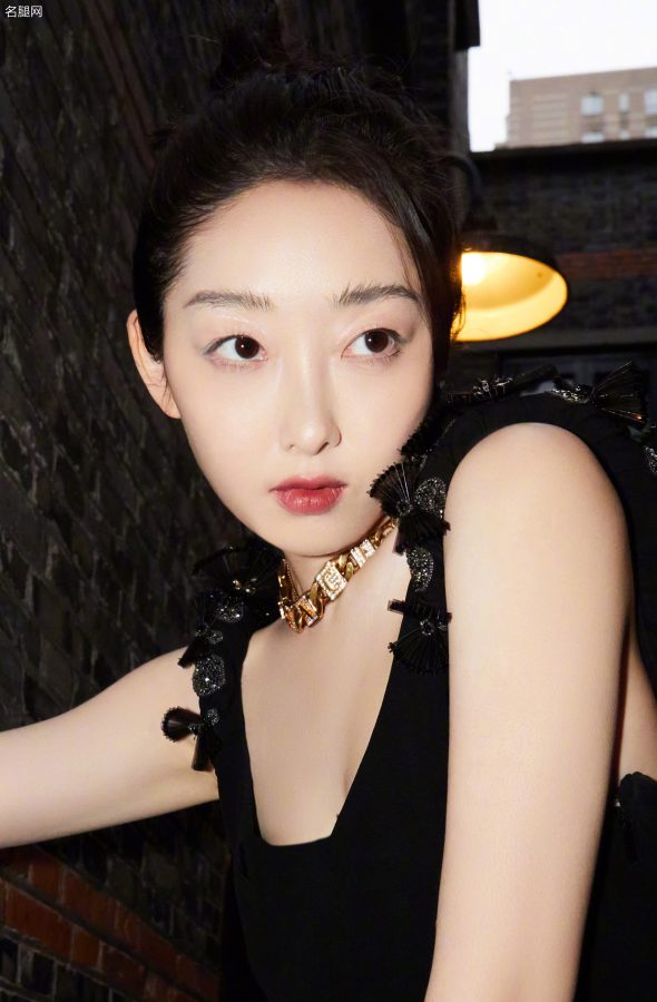 蒋梦婕穿低胸露背黑裙踩细跟恨天高城市漫游(6/6)