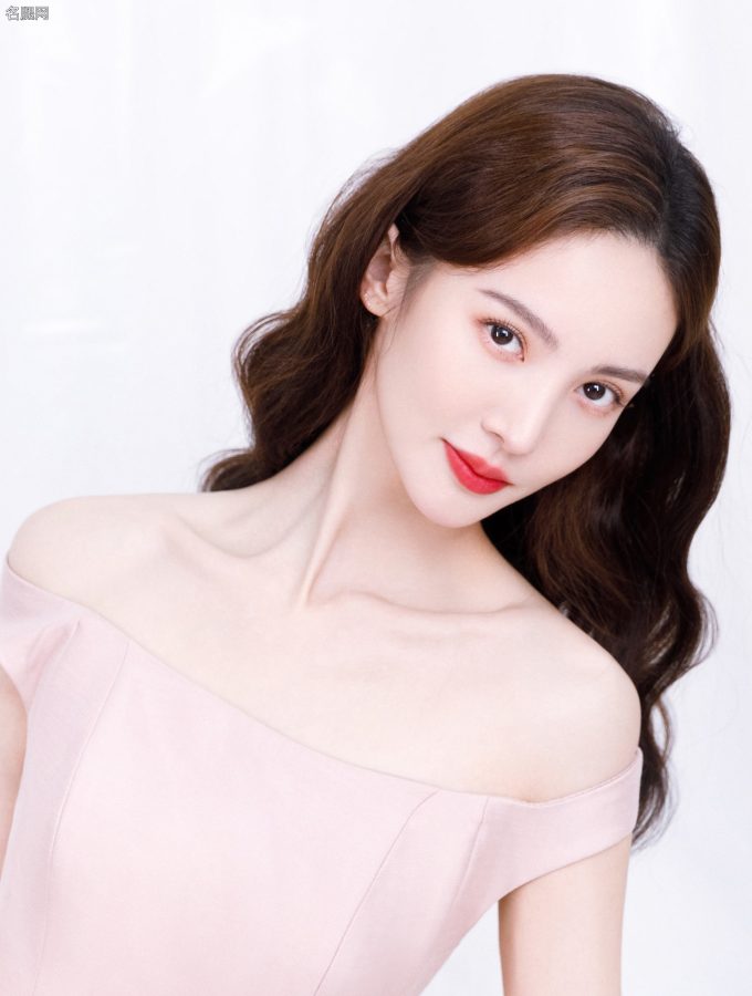 金晨美脸红唇眼神明媚玉足踩高跟凉鞋(3/6)
