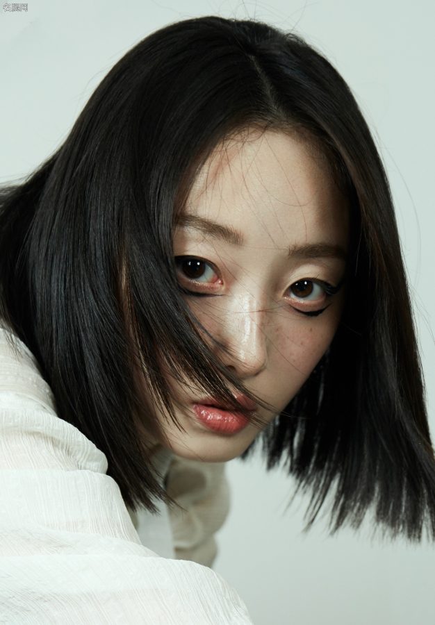 《VW Magazine》蒋梦婕雀斑脸美腿大片(7/8)