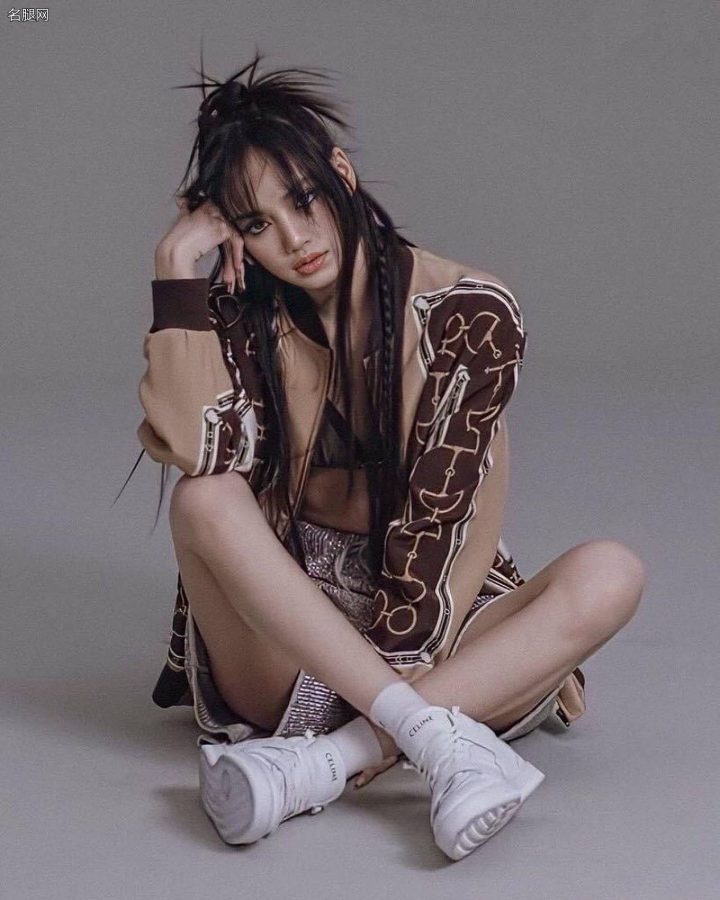 日本《Vogue》杂志LISA圆润美腿大片(5/5)