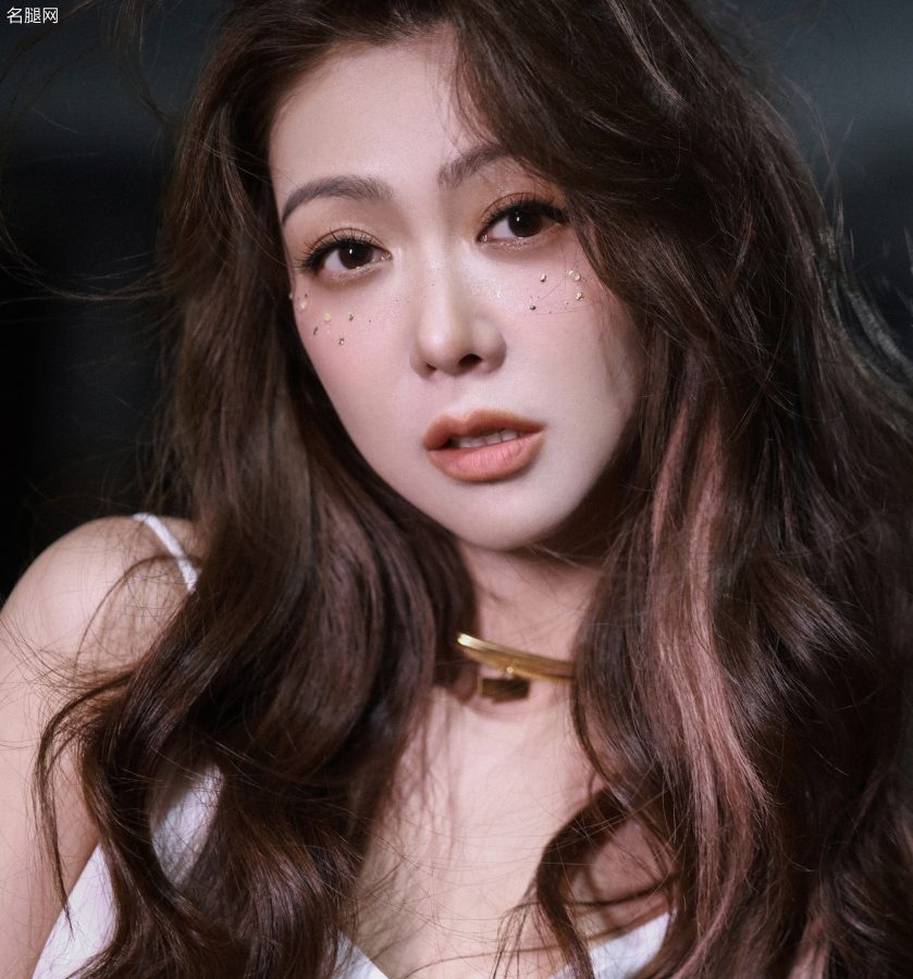 薛凯琪穿超短裙配肉丝袜手戴白丝手套太优雅了(6/14)
