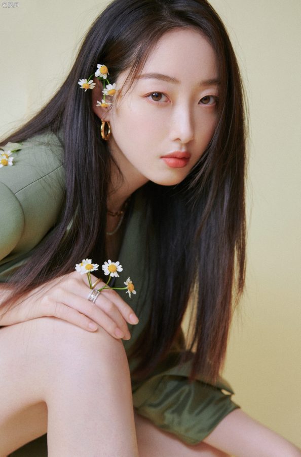 蒋梦婕穿军绿色套装玉腿光滑(2/4)