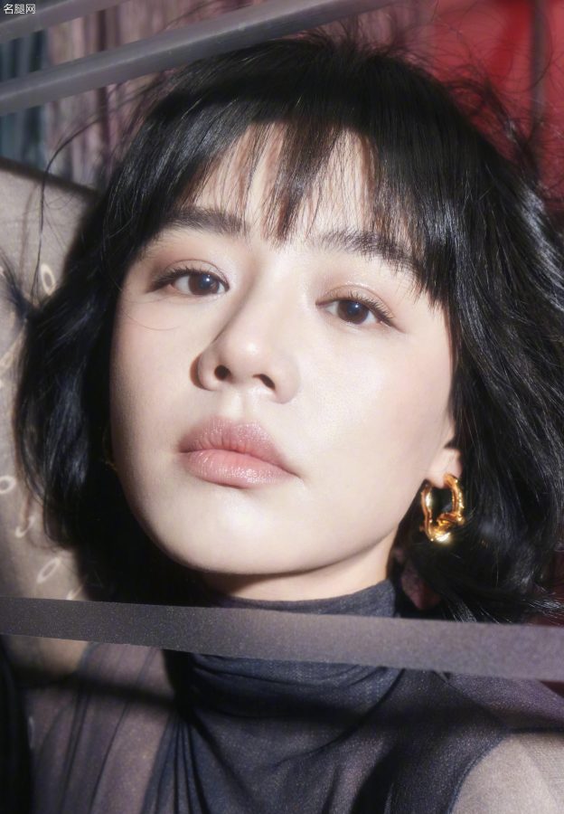 马思纯穿半透薄纱上衣配超短裙展现叛逆少女魅力(2/6)