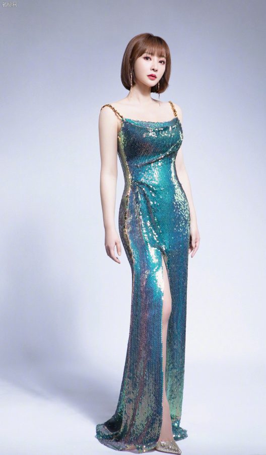 女主持人柳岩穿吊带露背开叉礼服展现热辣身材(1/6)