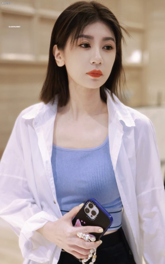 贾静雯坐在商务车里被拍美腿(11/12)