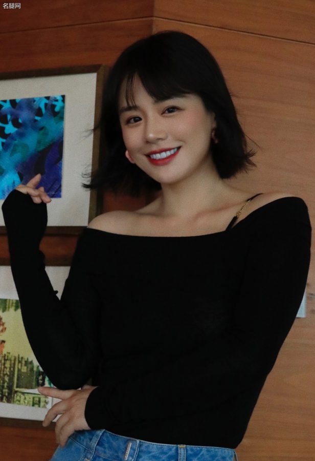 女明星马思纯穿牛仔裤踩明艳橘黄色细高跟翘二郎腿(4/6)