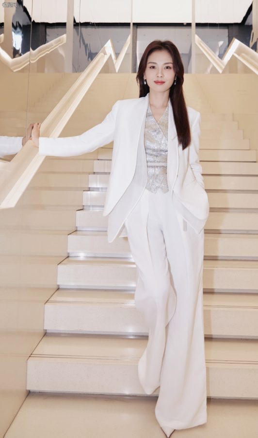美刘涛穿白西装踩白色细高跟代言华为手机(6/13)