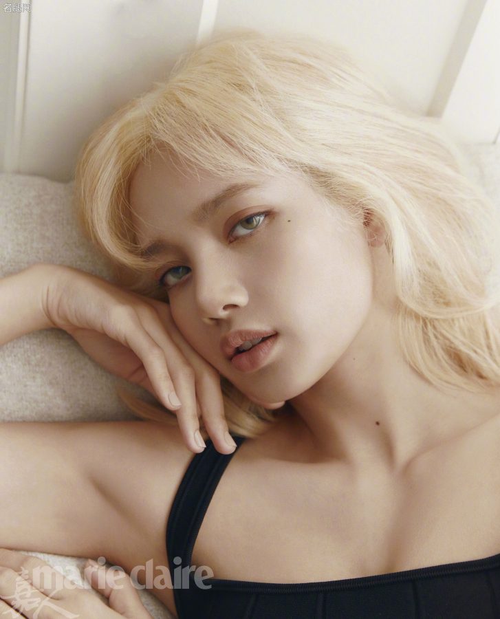 LISA腿穿棉袜为《嘉人》杂志拍摄居家写真(4/4)