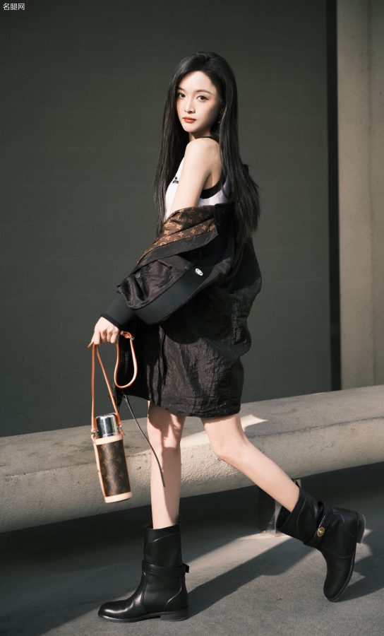 元气满满的细腿美女吴宣仪装扮酷飒(5/7)
