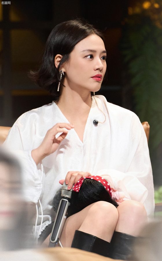 《我是大侦探》节目里马思纯白大腿穿长靴(7/10)
