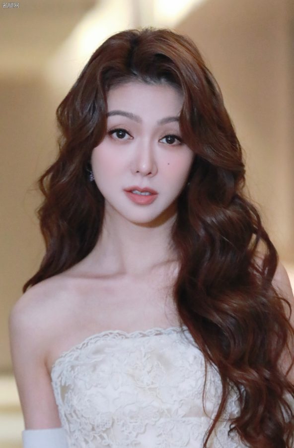 薛凯琪穿一条超短连衣裙展示穿了丝袜的长腿(8/13)